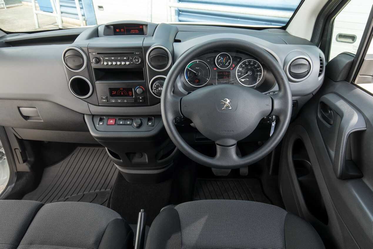 Toyota sienta (тойота сиента 2018) 2 поколение рестайлинг
