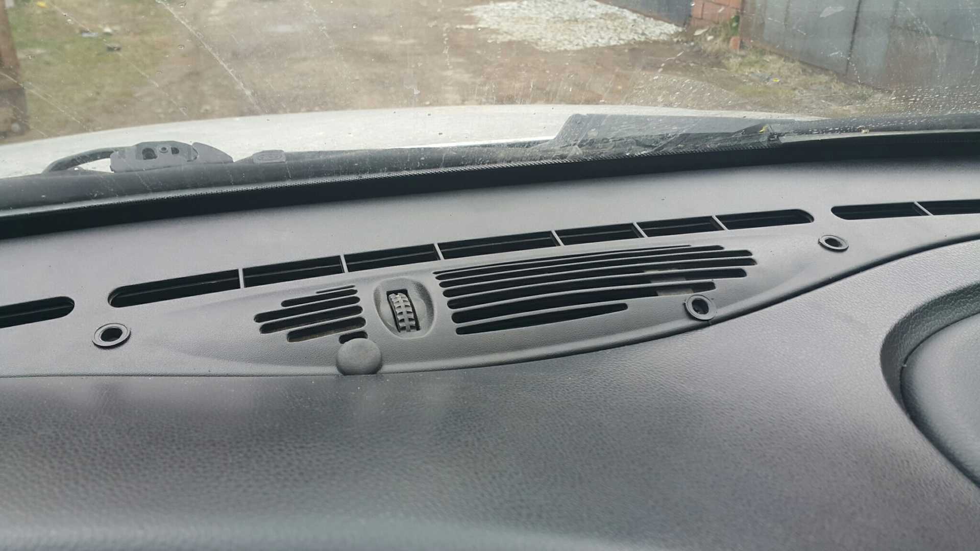 Скрип накладок передних стоек на opel astra j