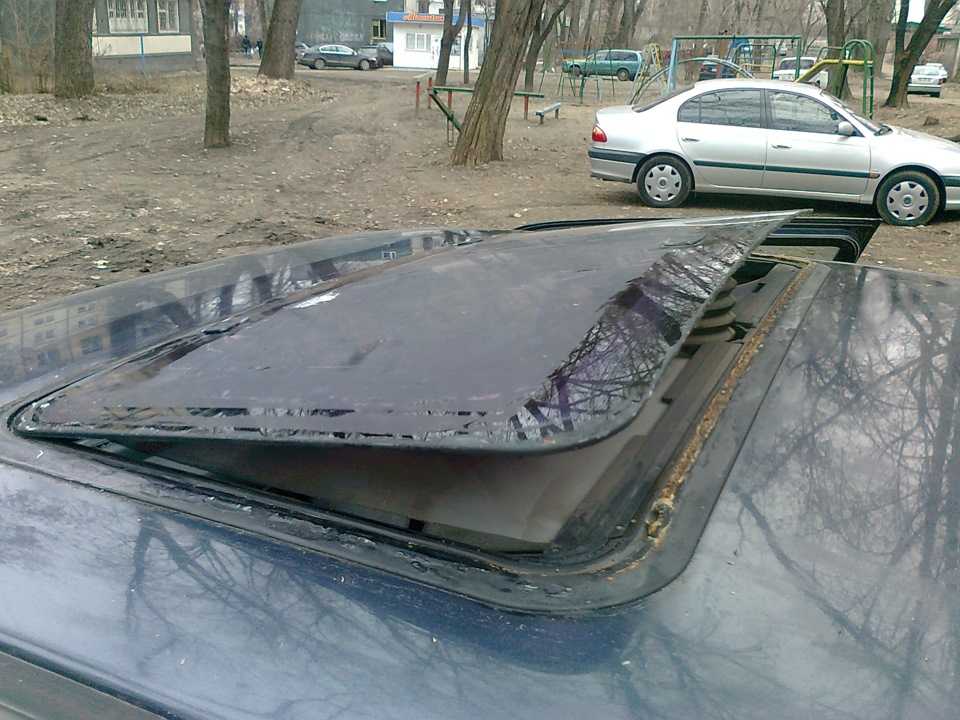 Что делать если течет люк в машине