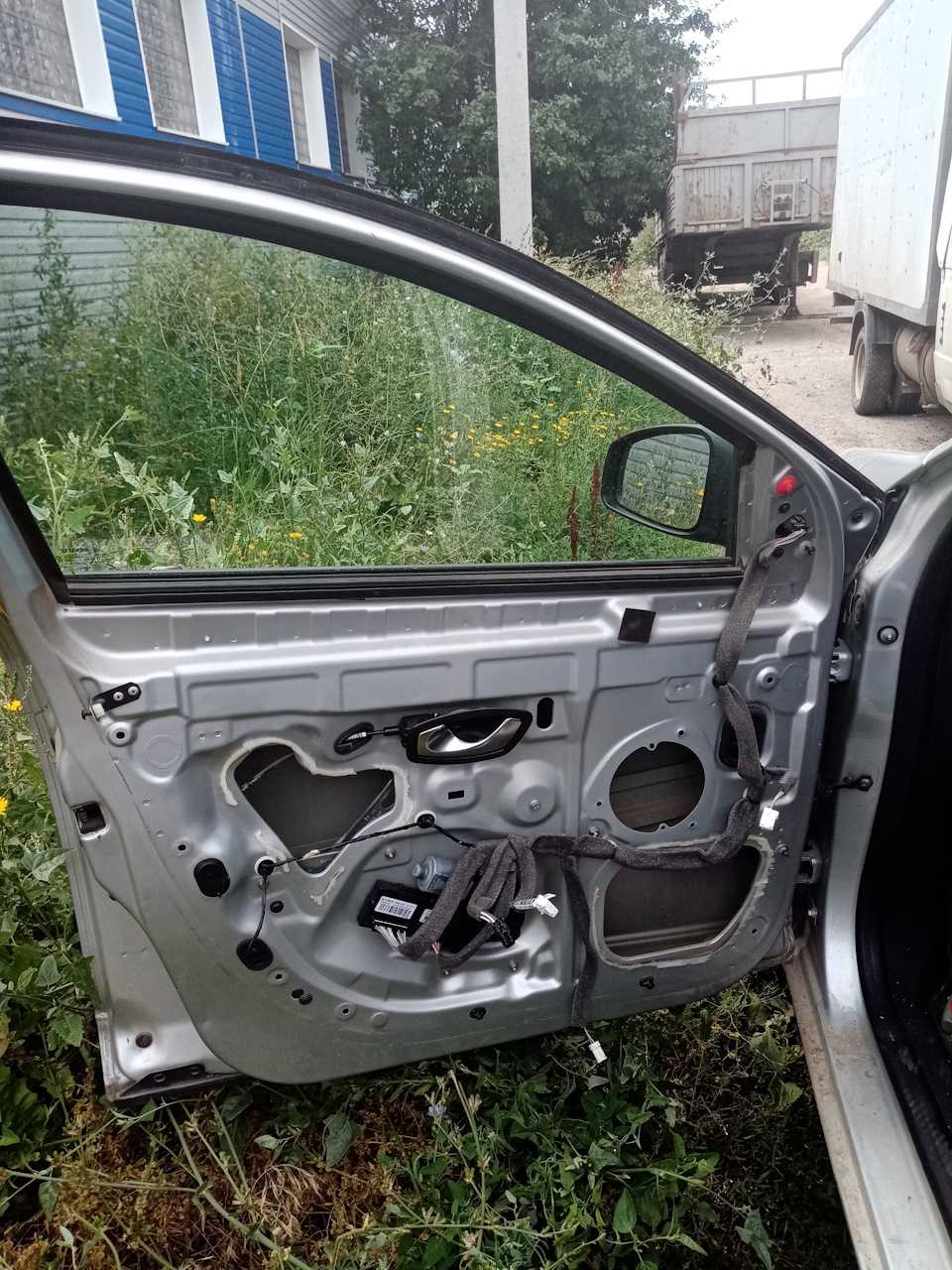 Особенности разборки двери и снятия обшивки на renault megane 2