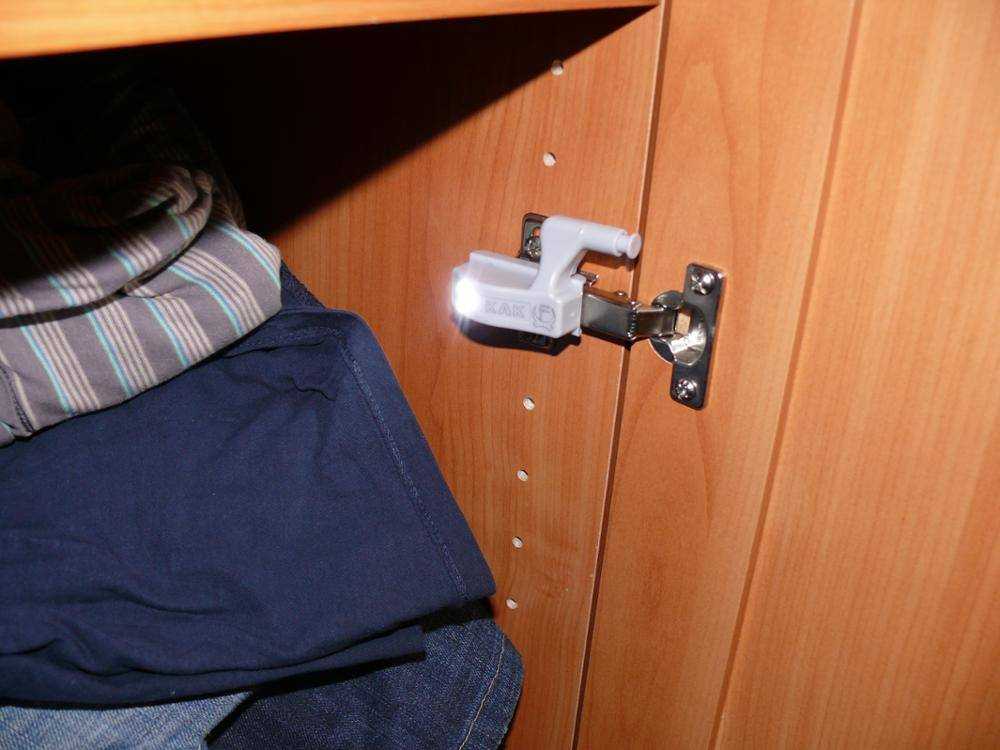 Не горит подсветка дверей рено меган 2