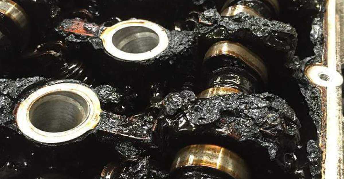 Причина масло черного. Моторное масло свернулось. Отложения в двигателе. Масляные отложения в двигателе. Свернулось масло в двигателе.