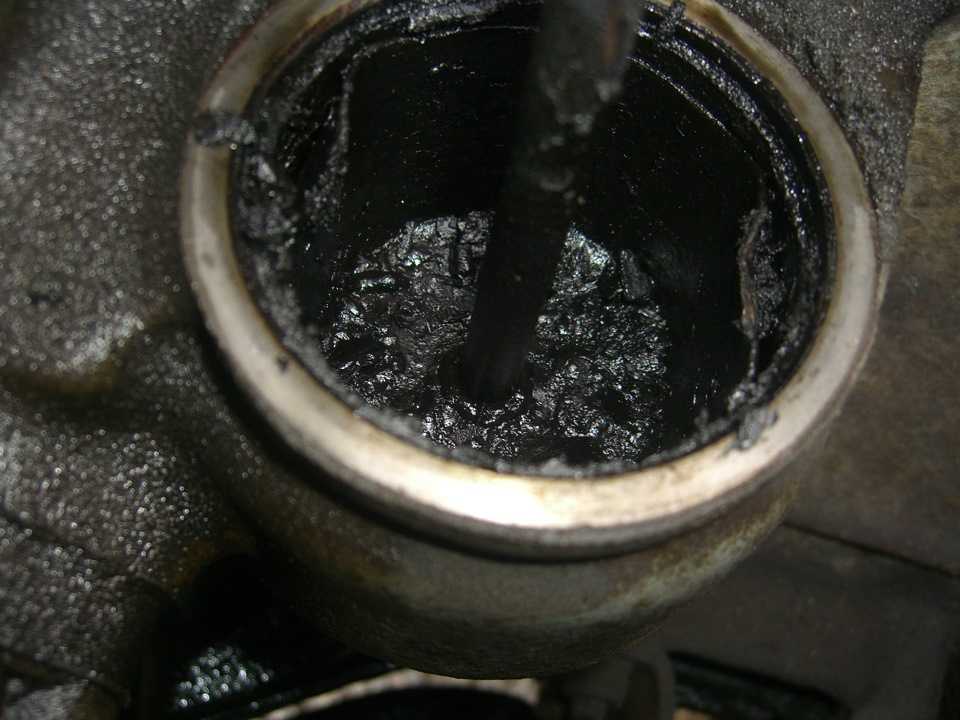 Двигатель выбросил масло