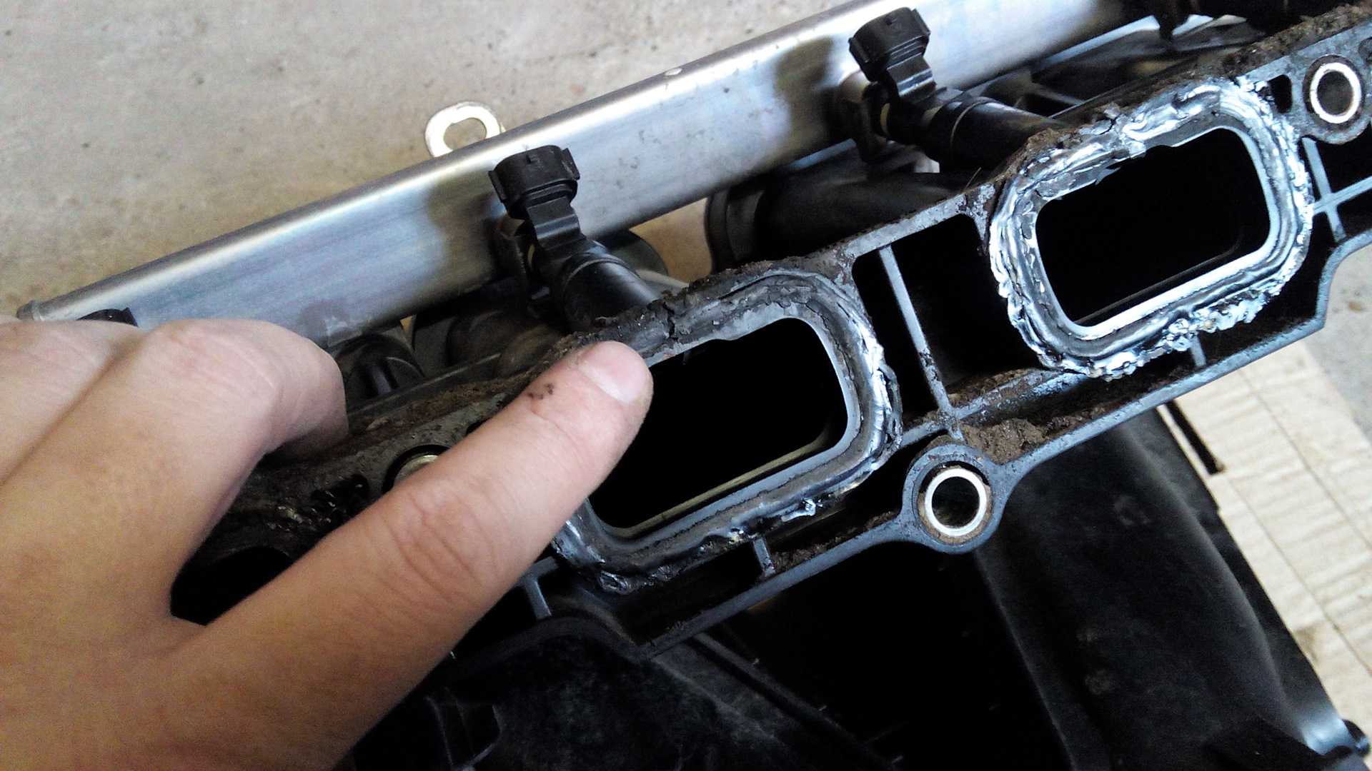 Подсос воздуха через дроссельную заслонку в автомобиле: признаки и поломки